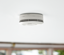 Detector de humo Verisure instalado en el techo de una vivienda en Oyón-Oion